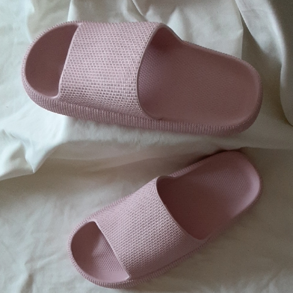 Pink Textured Slippers for Casual Comfort